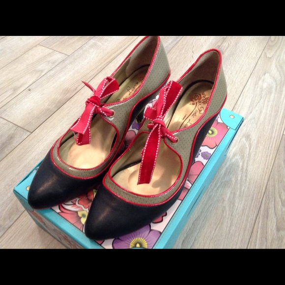 Poetic license size 9.5 shoes