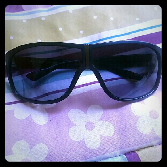 I am selling some Prada sunglasses main image 3