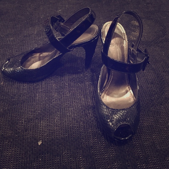 Black snake skin pup toe snadals
