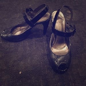 Black snake skin pup toe snadals