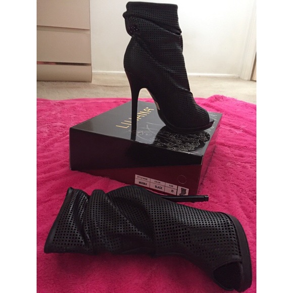 Shoes - NWT Perforated open toe black booties