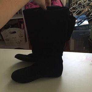 Black swayed boots