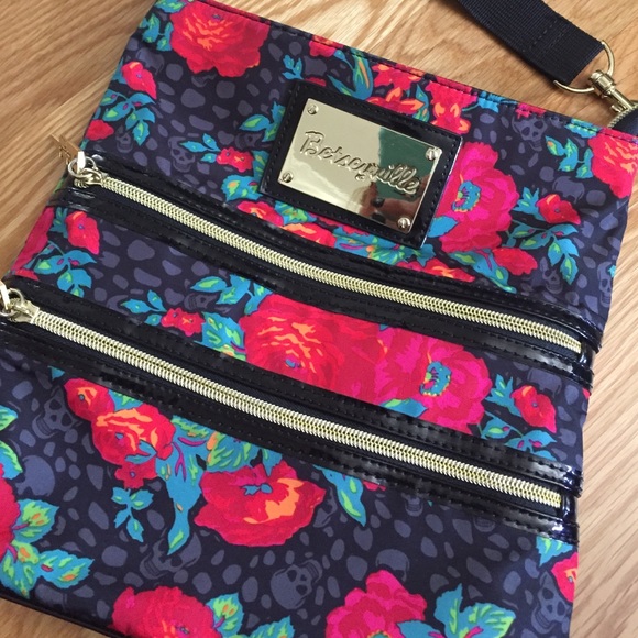 sOLD..Rose n skull print Crossbody! - Picture 2 of 4