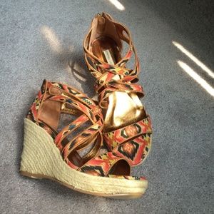 Wedged espadrilles with Aztec design!