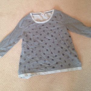 This is a 3/4 length sleeve gray shirt!