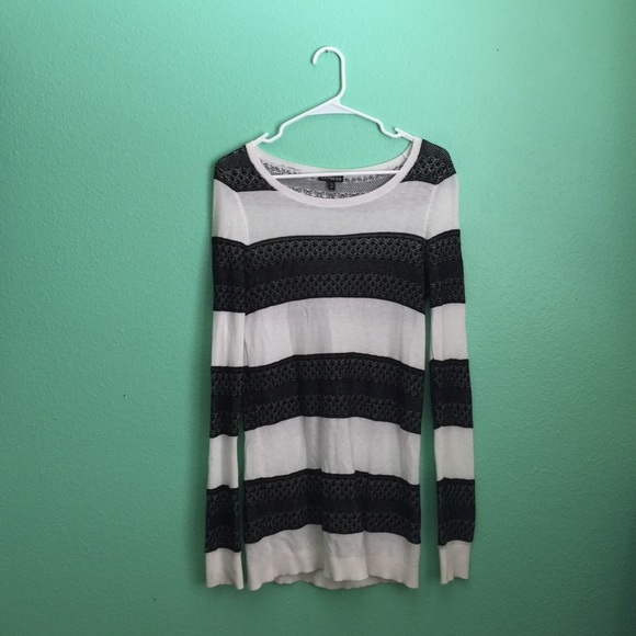 🔴black and white sweater