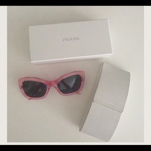 PRETTY in PINK PRADA