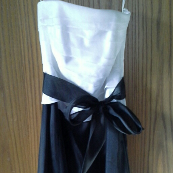 White House Black Market Dresses & Skirts - [RELISTED] NWT Gorgeous taffeta colorblock dress