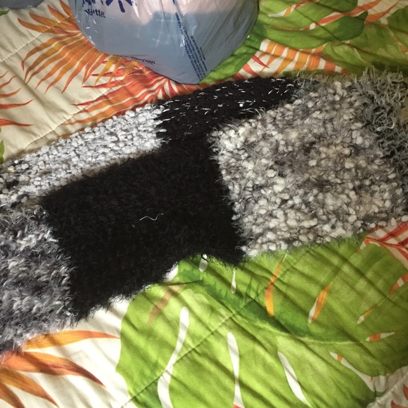 ⚠️SOLD⚠️Multi-patterned fuzzy scarf - Picture 3 of 4