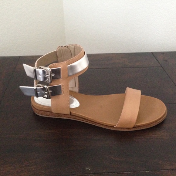 KENNETH COLE REACTION TAN & SILVER LEATHER SANDAL