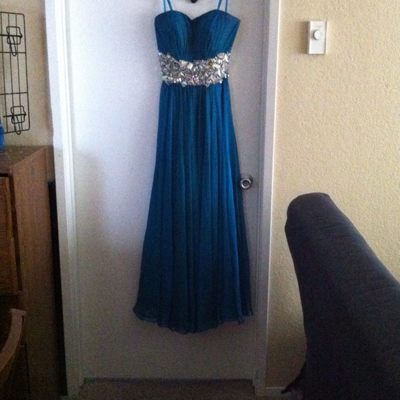 PROM DRESS - Picture 2 of 4