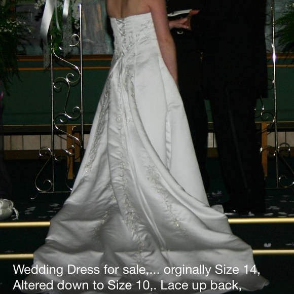 Wedding dress - Picture 1 of 3