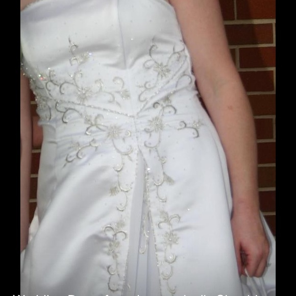 Wedding dress - Picture 2 of 3