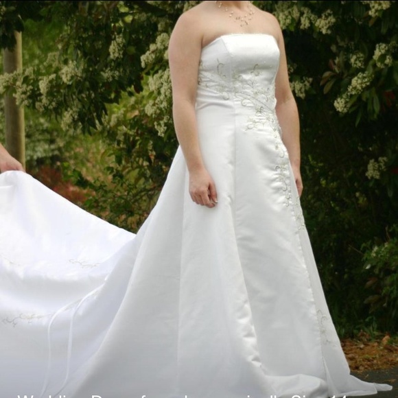 Wedding dress - Picture 3 of 3