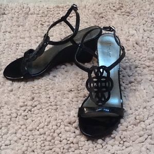 CUTOUT BLACK PATENT LEATHER SANDAL💗