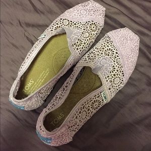 Lilac crochet toms