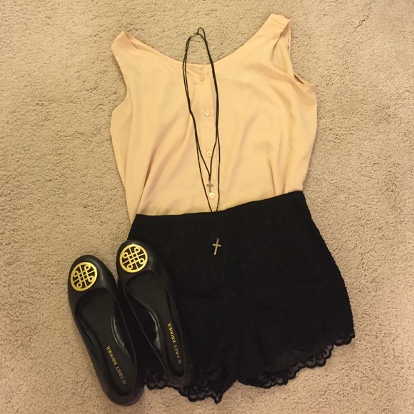◾️◾️◾️SOLD◾️◾️◾️Beige buttoned blouse and shorts!