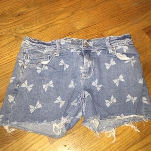 SHORTS WITH BOW PRINT