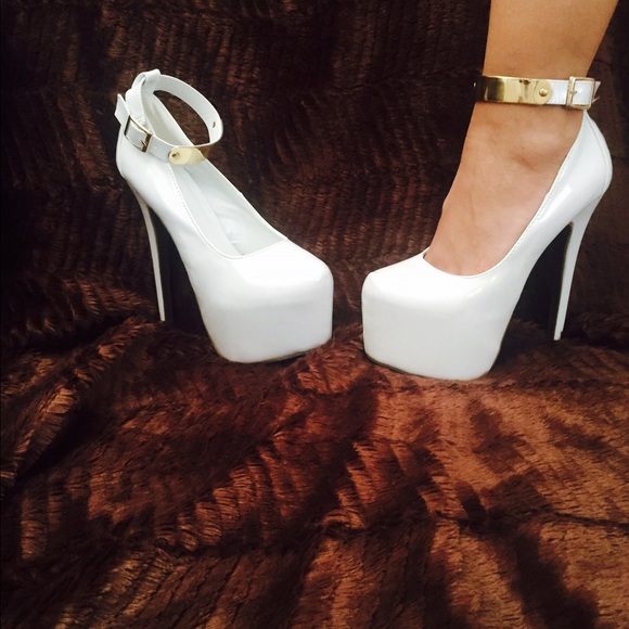 White and gold pump!!