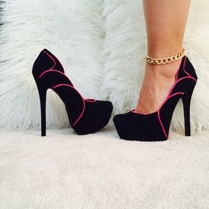 Black and neon pink pump💕