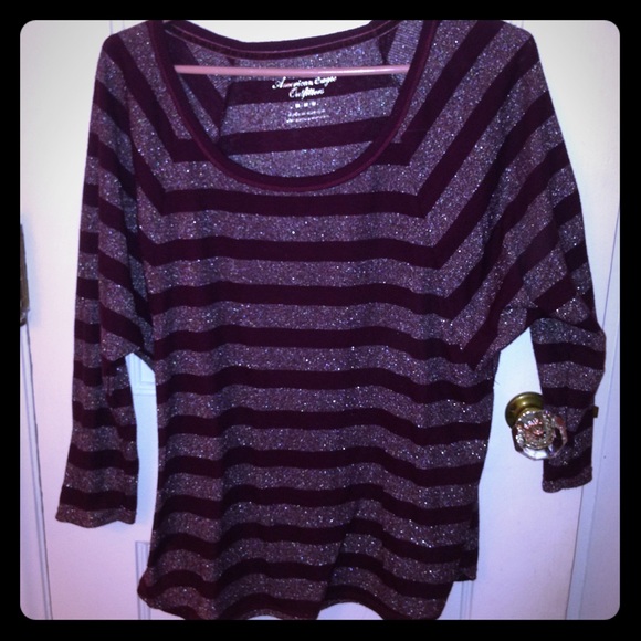 Maroon and silver American Eagle 3/4 length top