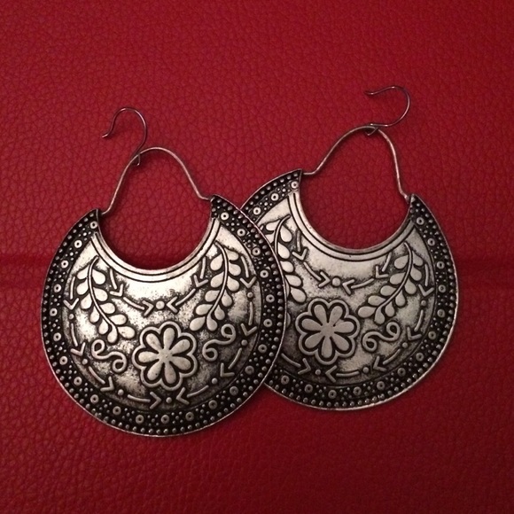 Boutique Accessories - Stylish silver earrings!