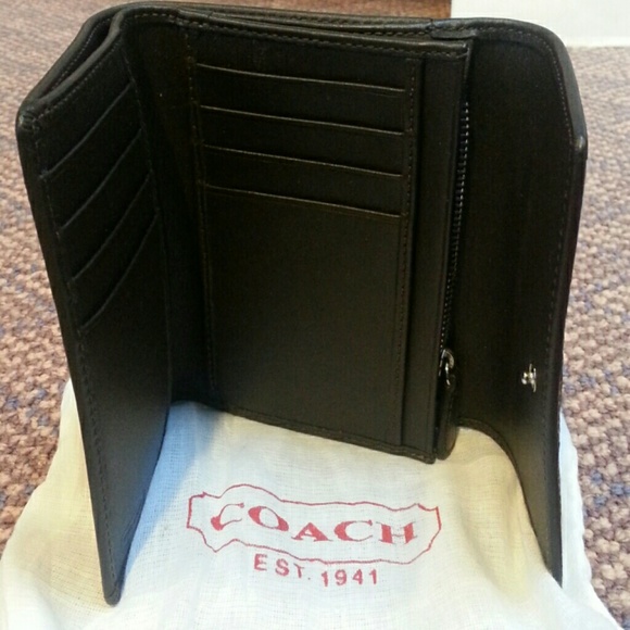 Authentic Coach signature brown wallet - Picture 2 of 4