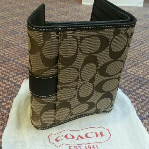 Authentic Coach signature brown wallet - Picture 4 of 4