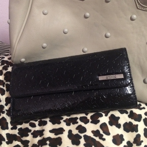 Kennith Cole Reaction wallet - Picture 1 of 4