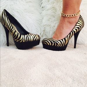 Gold & black platform pump💖