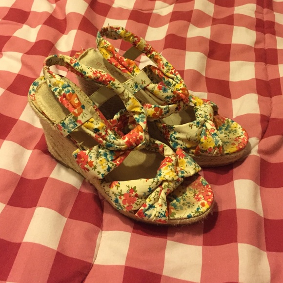 Floral wedges