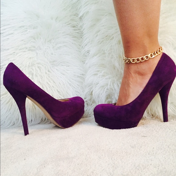 Suede purple pump