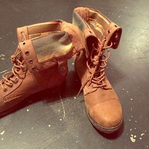 BONGO combat boots! Size 9.