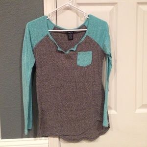 Grey and turquoise baseball tee