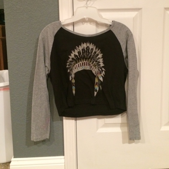 Long-sleeved crop top