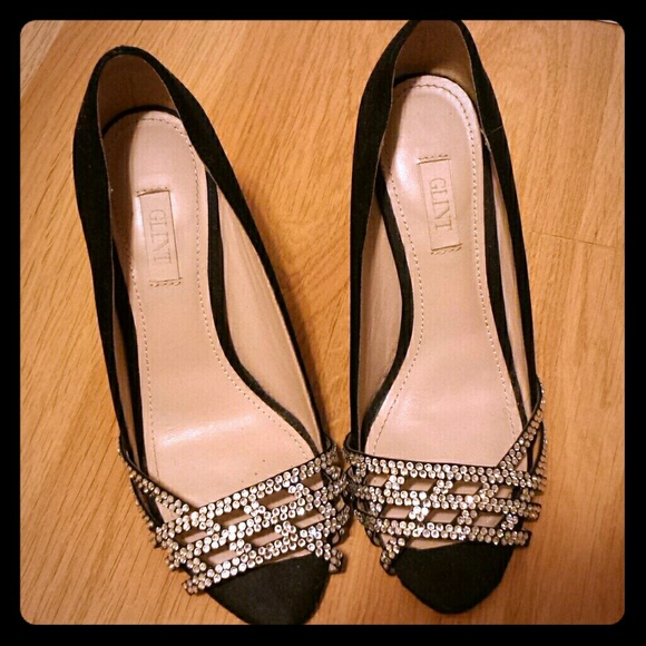 ❌SOLD❌Glint Gorgeous Balck Satin Heels - Picture 1 of 4