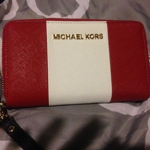 SOLD Michael kors essential zip wallet