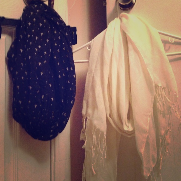 Regular and infinity scarfs - Picture 1 of 3