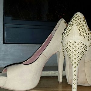 nude leather missie studded peep toe pumps