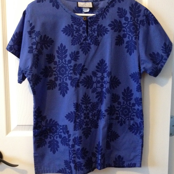 Hawaiian print scrub top. - Picture 1 of 3
