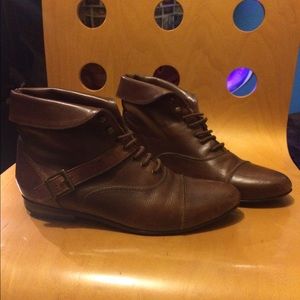 Sale!! Urban outfitters Peter Pan vintage booties