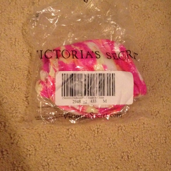 🆕💥Victoria's Secret bandeau bra top in pink camo