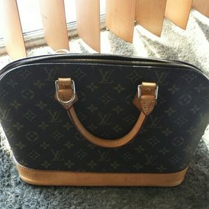 Beautiful LV purse the code inside is TH0091