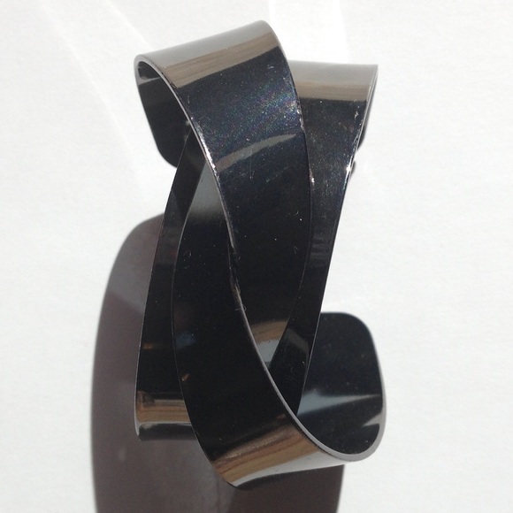 π·β’ host pick | wide twist cuff β’ - Picture 2 of 3