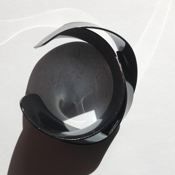 π·β’ host pick | wide twist cuff β’ - Picture 3 of 3