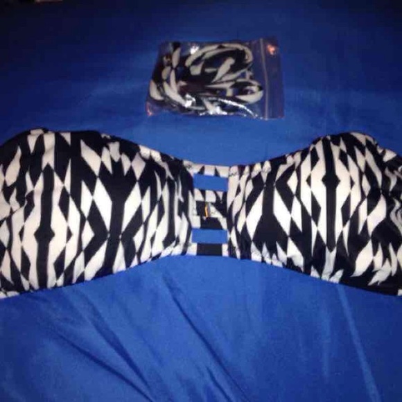 ❌SOLD❌—VS Bandeau Bikini Top - Picture 2 of 2