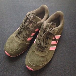 Casual Adidas shoes🎀 great for everyday wear🎀