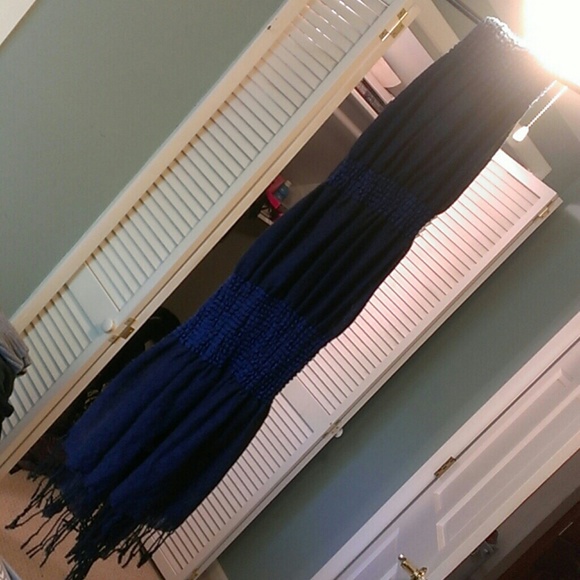 A dark blue scarf