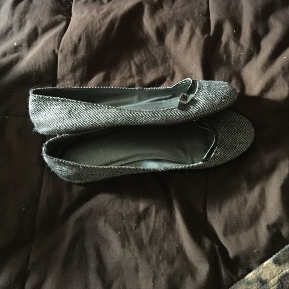 Gap buckle black/white flats - Picture 2 of 3