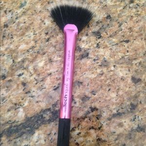 realTechniques fan brush